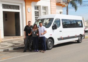 Saúde adquire van adaptada para transporte de portadores de necessidades especiais