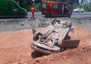 Capotamento na BR 277 deixa uma pessoa ferida