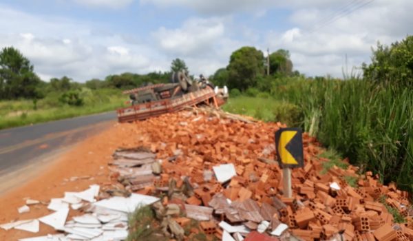 Caminhão carregado de tijolos tomba próximo ao Rio Caniú