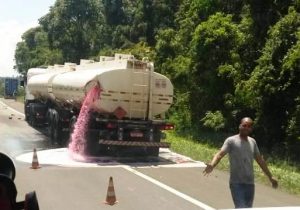 Bombeiros e Caminhos do Paraná registram colisão entre caminhões na BR 277