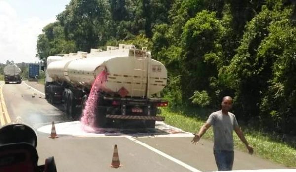 Bombeiros e Caminhos do Paraná registram colisão entre caminhões na BR 277