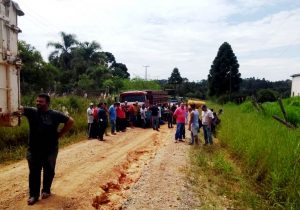 Moradores bloqueiam estradas rurais pedindo melhorias