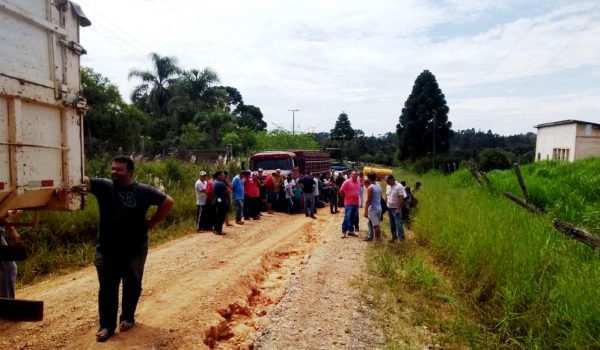 Moradores bloqueiam estradas rurais pedindo melhorias