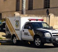 IML recolheu o corpo do necrotério do hospital Santa Casa em Palmeira. (Foto: Elder Scolimoski)