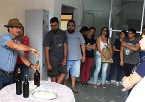 Acadêmicos de Turismo da UEPG visitam vinícola de Palmeira
