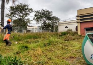 Terreno aos fundos do Mercado Municipal recebe limpeza