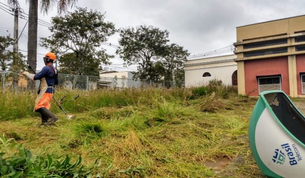 Terreno aos fundos do Mercado Municipal recebe limpeza