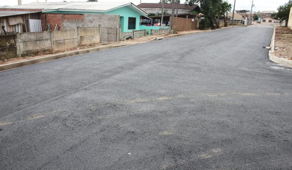 Três ruas do bairro da Vila Rosa estão recebendo pavimentação asfáltica