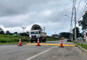 Departamento de Trânsito realiza instalação de redutores de velocidade no município