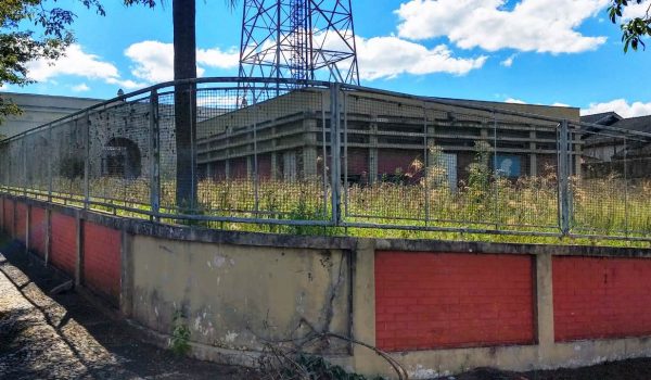 Terreno ao fundo do Mercado Municipal continua sem previsão de limpeza