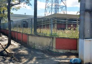 Limpeza do terreno aos fundos do Mercado Municipal continua sem solução