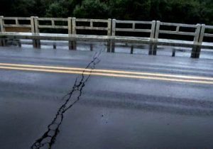 DER avalia trinca na ponte na PR 151 em São João do Triunfo