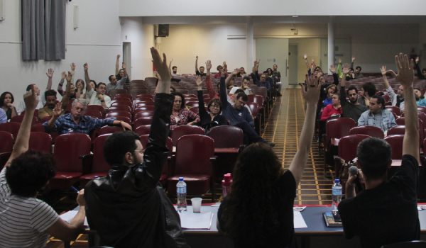 Professores da UEPG votam em assembleia por estado de greve