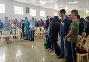 Jovens se preparam para receber o sacramento da Crisma