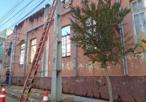 Obra emergencial de contenção estabiliza fachada histórica do Beneficente