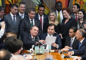 Bolsonaro entrega na Câmara projeto que altera a CNH