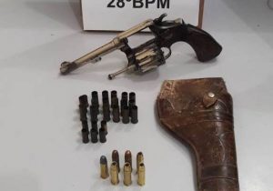 Polícia Militar apreende arma com alerta de furto e munições no interior de Palmeira