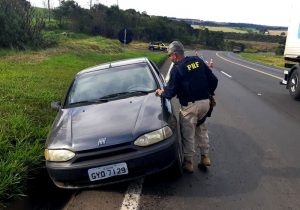 Carro com alerta de furto foi abandonado na BR 277 em Palmeira