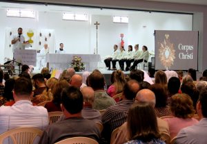 Comunidade católica se reúne para celebrar Corpus Christi