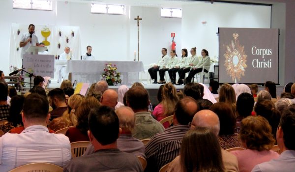 Comunidade católica se reúne para celebrar Corpus Christi