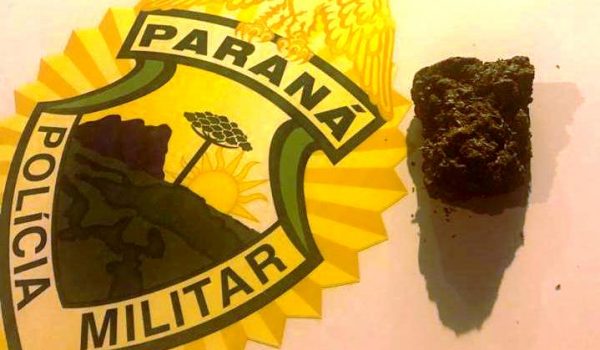 PM aborda suspeitos e apreende droga com rapaz de 19 anos