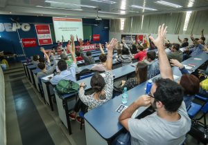 Professores da UEPG votam pela continuidade da greve