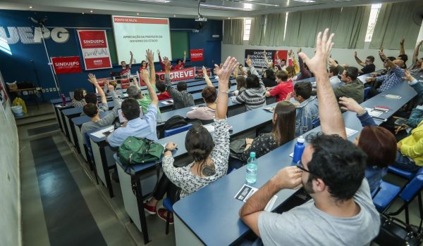 Professores da UEPG votam pela continuidade da greve
