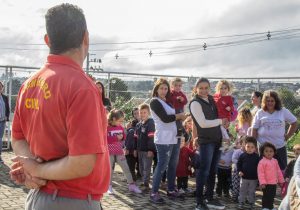 Professores passam por treino de ação contra incêndios