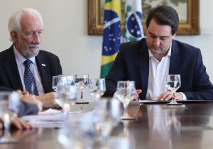 Governador sanciona lei que congela salários do alto escalão