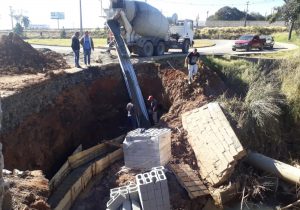 Secretaria de Obras inicia reparos em rotatória interditada