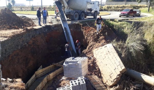 Secretaria de Obras inicia reparos em rotatória interditada