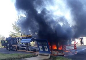 Bombeiros atendem incêndio em caminhão na BR 277