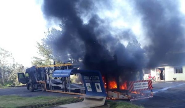 Bombeiros atendem incêndio em caminhão na BR 277