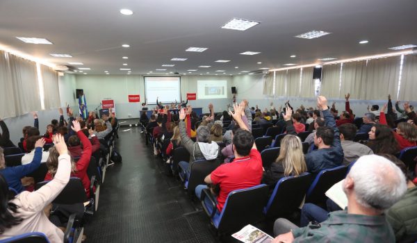 Professores da UEPG votam por suspensão da greve