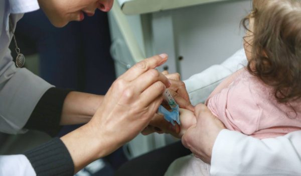 Crianças a partir de seis meses devem ser vacinadas contra sarampo