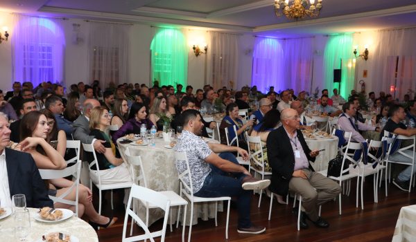 Palestra de vice-governador, assinatura de contratos e homenagem marcam noite do ‘Palmeira Empreendedora’