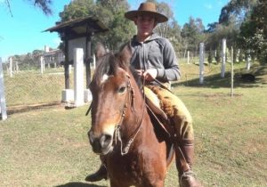 Estudante do Colégio Agrícola morre após queda de cavalo