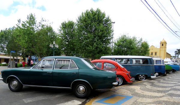 Cerca de 200 carros antigos prestigiam o encontro em Palmeira