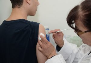 Apenas 20% dos meninos tomaram vacina contra o HPV