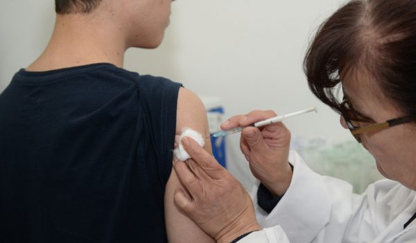 Apenas 20% dos meninos tomaram vacina contra o HPV