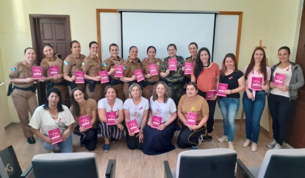 Grupo Gratos realiza palestra sobre outubro rosa com policiais na Lapa