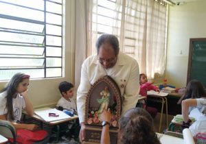 Programação da imagem peregrina envolve visita a instituições de ensino e terços durante à noite