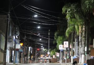 Três ruas centrais e Praça da Matriz recebem 114 novas luminárias Led