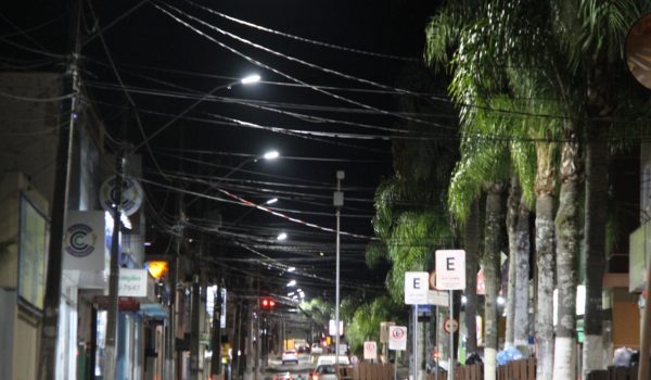 Três ruas centrais e Praça da Matriz recebem 114 novas luminárias Led