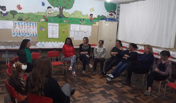 Profissionais da escola Gabriel Prestes participam de atividades sobre saúde mental