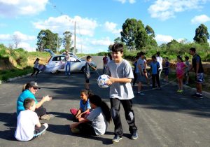 Iniciativa de professora da rede municipal com brincadeiras de rua inspira projeto de lei