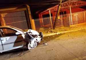 Veículo colide em poste na Vila Rosa e danifica rede de energia elétrica