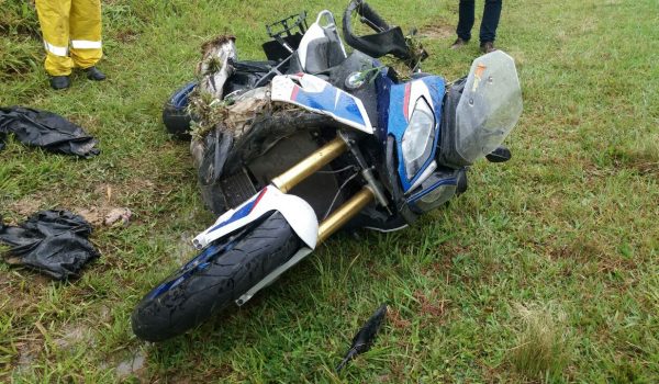 Duas pessoas ficam feridas em colisão entre carro e moto na BR 277 em Palmeira