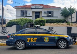 Após alta do hospital, PRF encaminha para Delegacia homem  que transportava droga