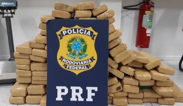 PRF prende três pessoas com 130 quilos de maconha em Ponta Grossa